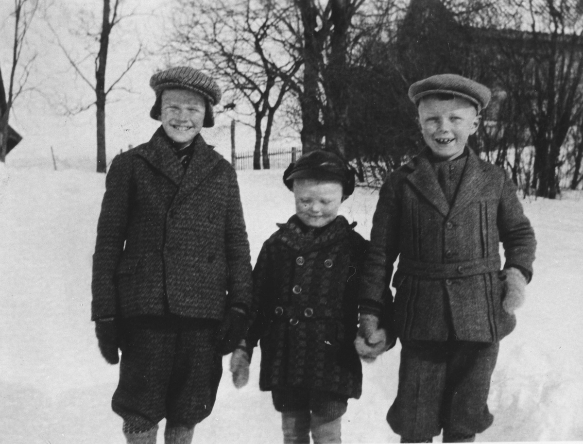 Tre barn på Mellom-Kroer.