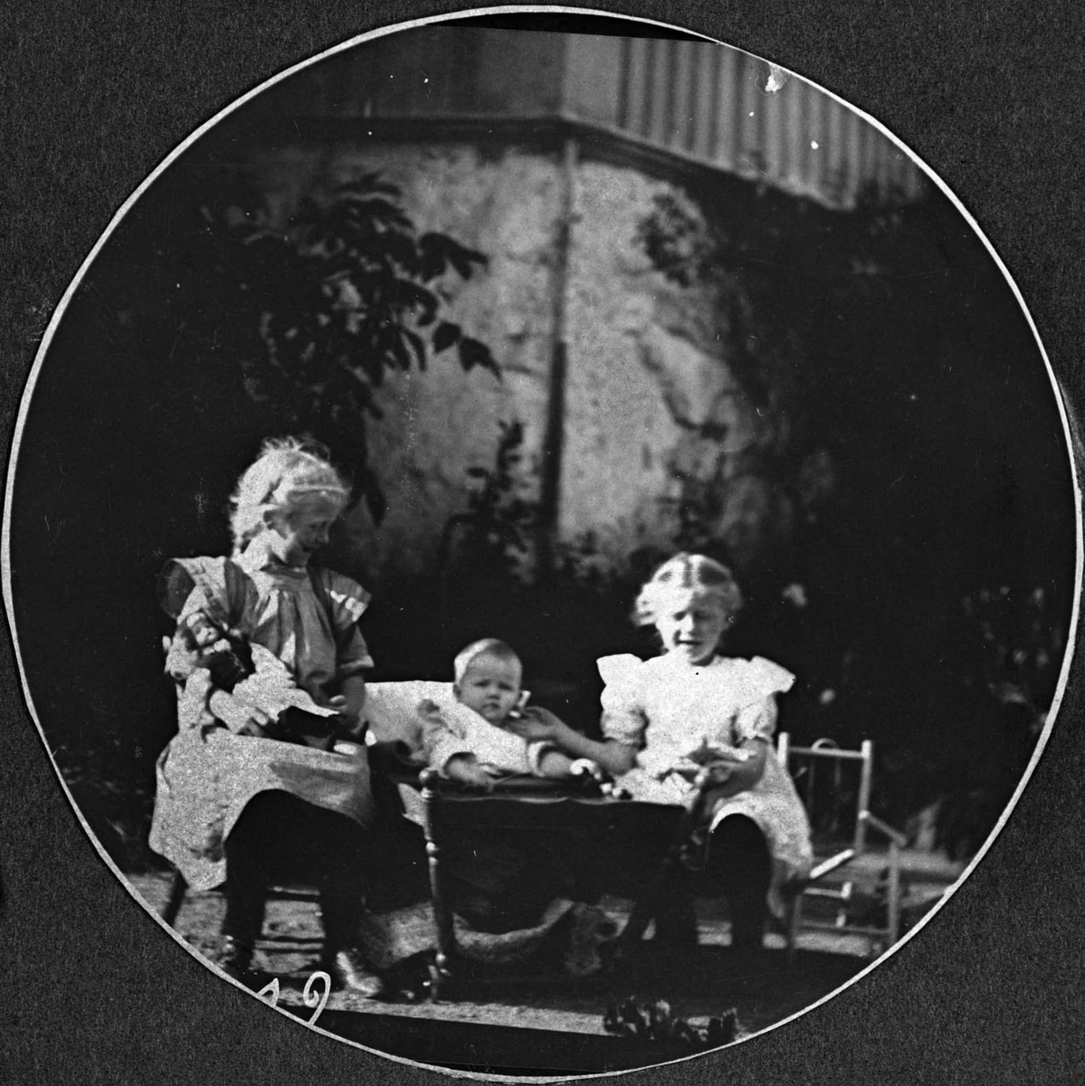 To store og et mindre barn fotografert ute, vogn, barnmøbler, drakt, pike