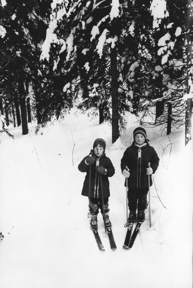 Søsken på skitur. Ingun og Jo Grimstad.
