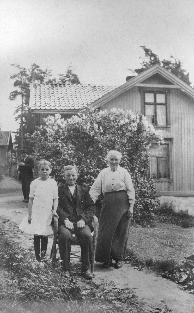 Villa Øvre Haglund med familien Andersen utenfor
