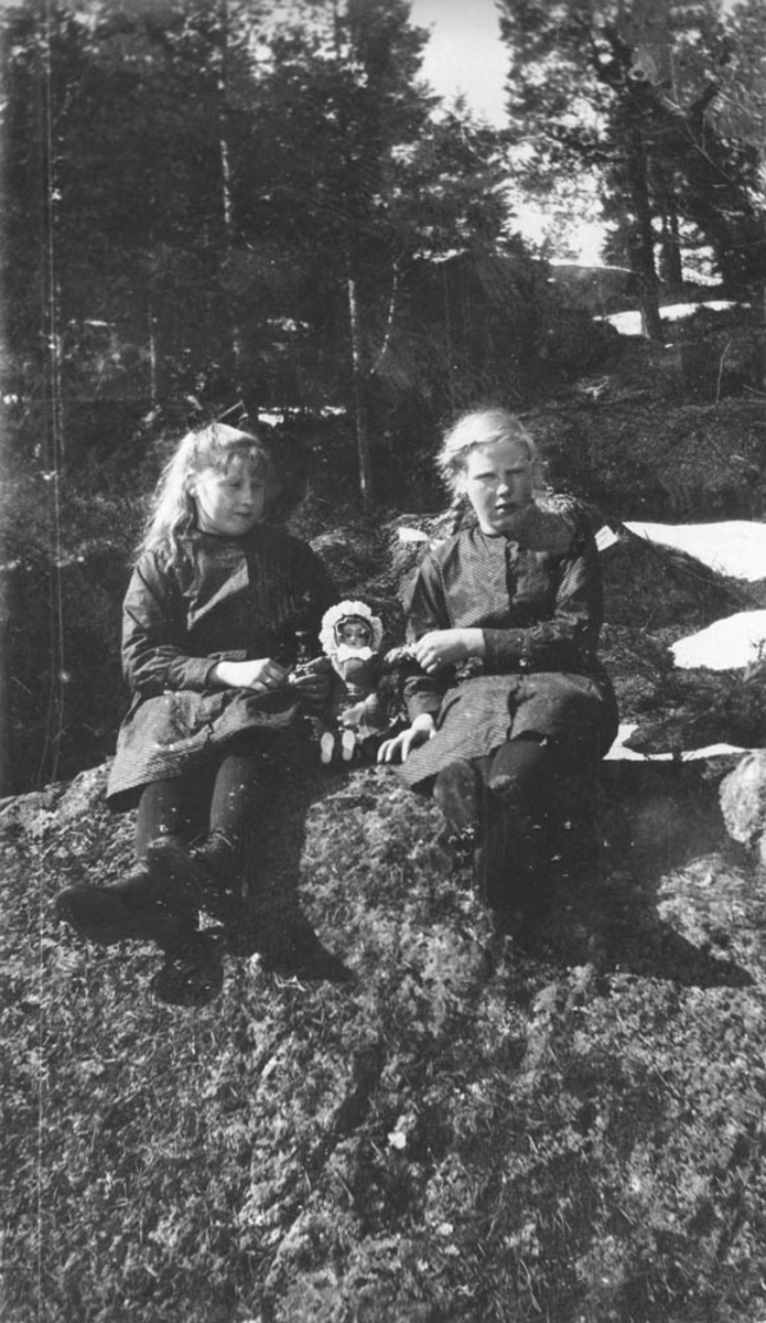 Karen og Aagot Sørlie med dukke.