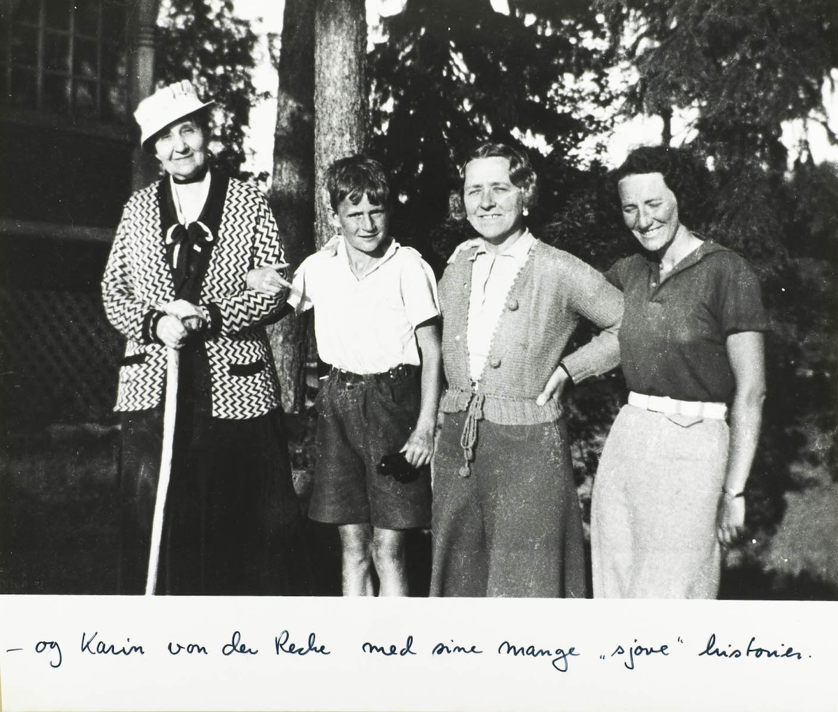 Tre damer og en ung gutt i skogen ved Hulderheim ca 1938