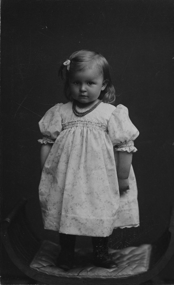 Barnebilde av Gunvor Smith, f.13.01.1902. Hun står på en stol.