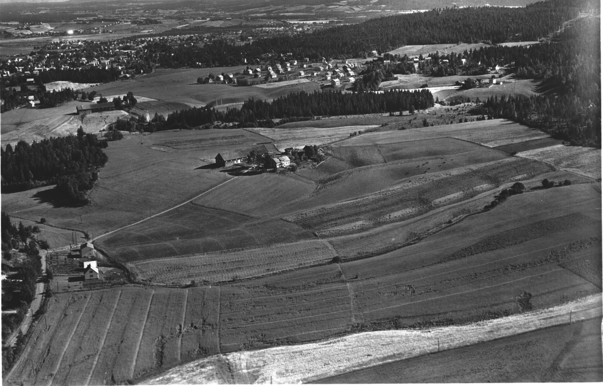 Flyfoto av Plåterud gård (midt i). Strømmen i bakgrunnen.