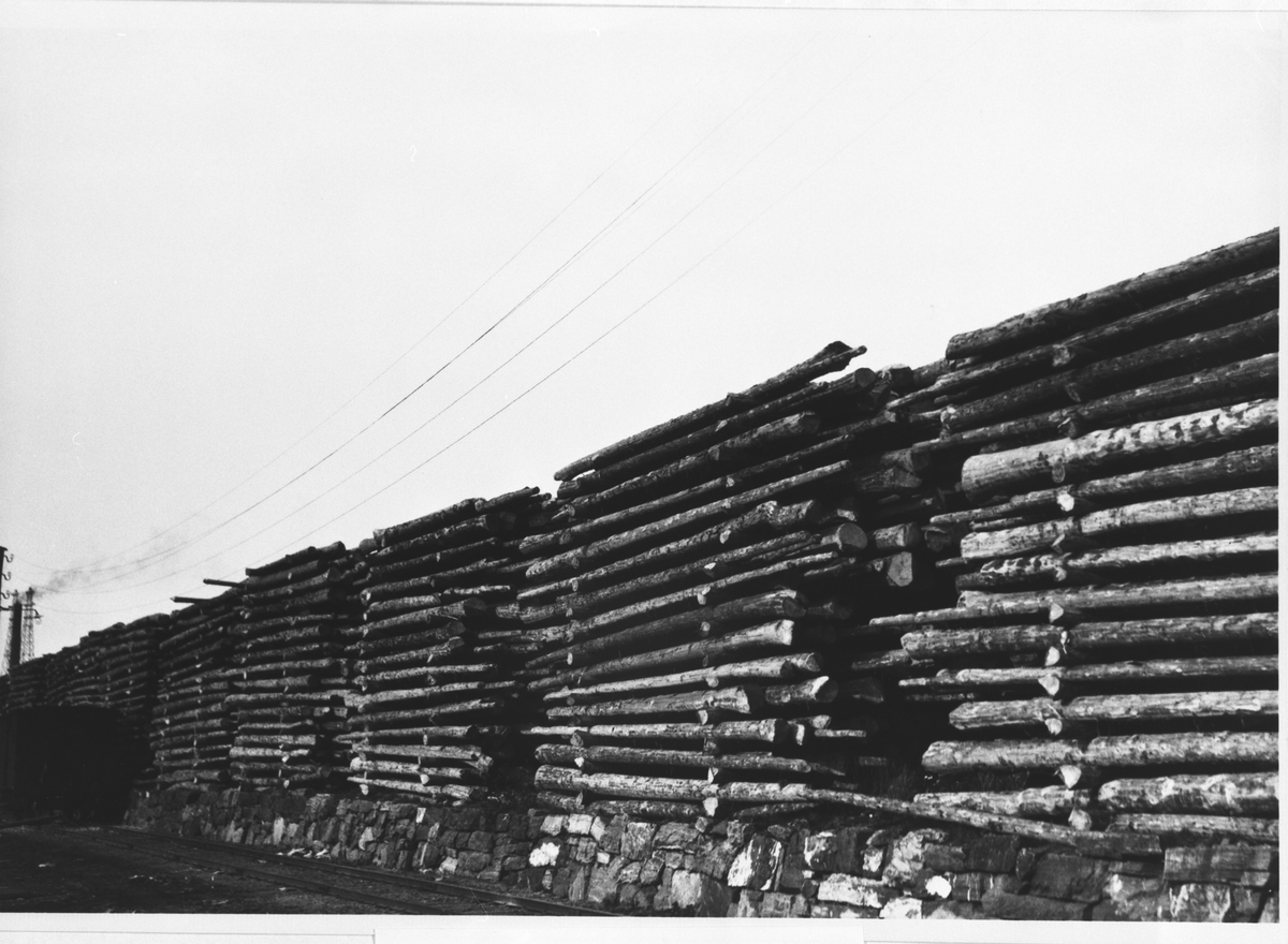 Stabler av tømmerstokker ved Lillestrøm stasjon i 1920 - årene.