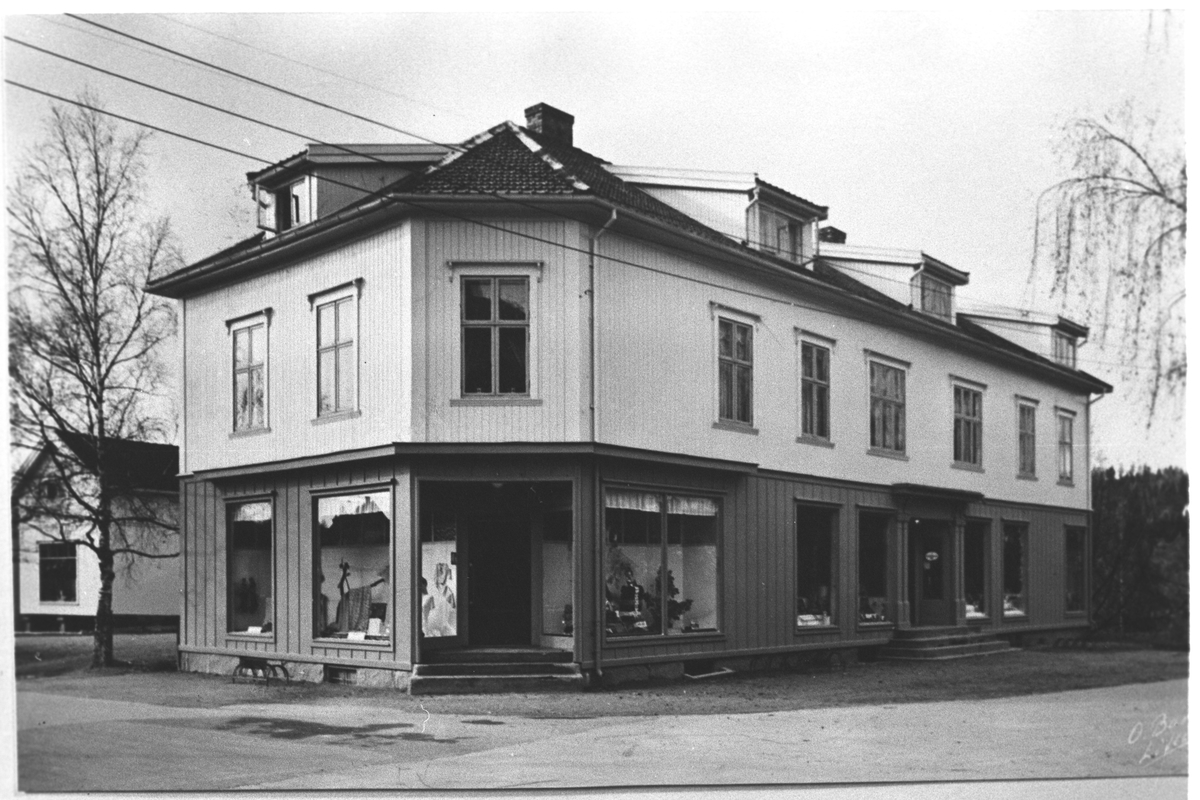 Arthur Olaussen`s forretningsgård på Strømmen. (Olaussengården)
Her var manufaktur, jernvarer og kolonial