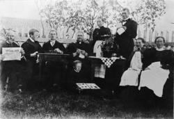 Familien Gjesti samlet til hyggestund i haven på Gården Gjes