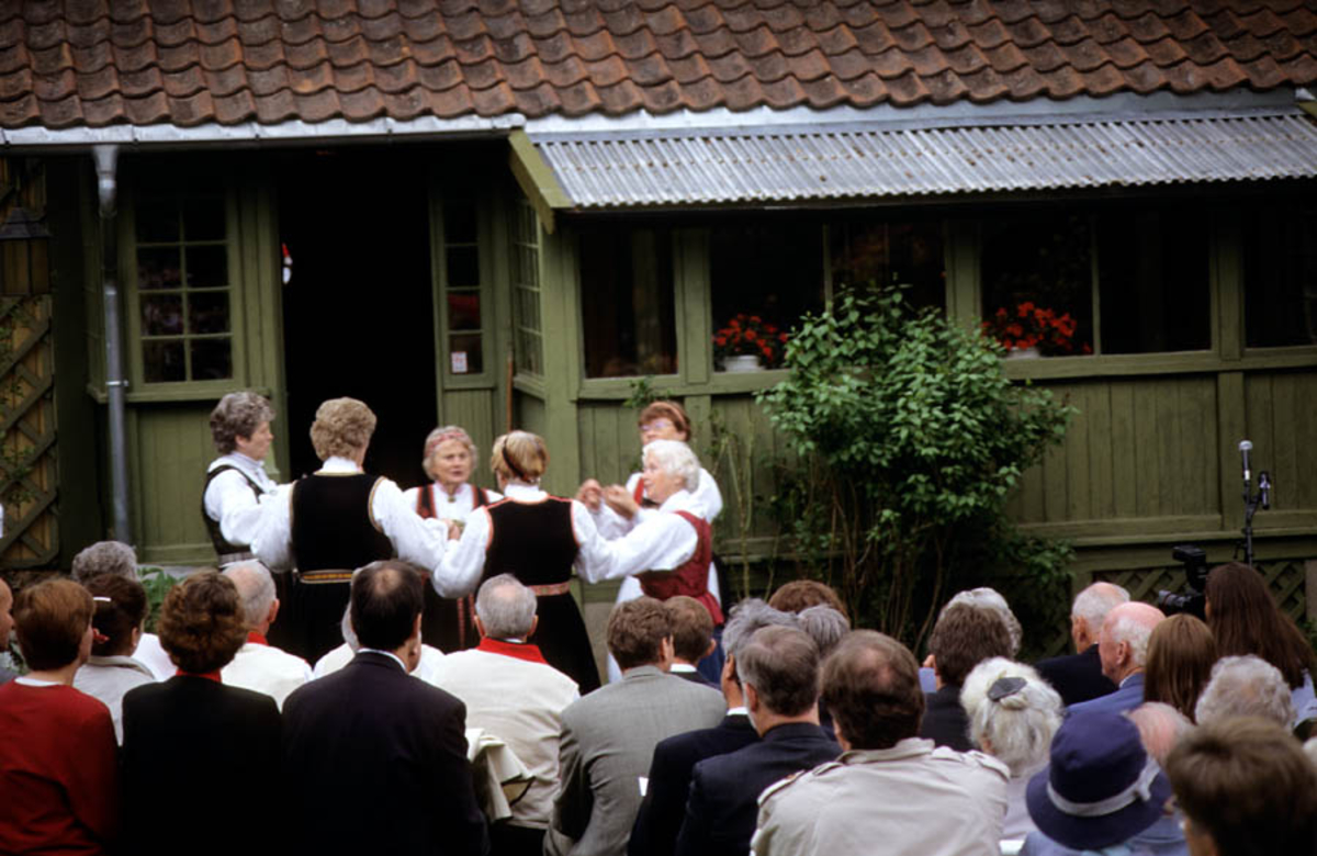 Asker Museum, Labråten: Åpning av Labråten som museum forsommeren 1996. menneskemengde foran hus med grønn inngangsparti.