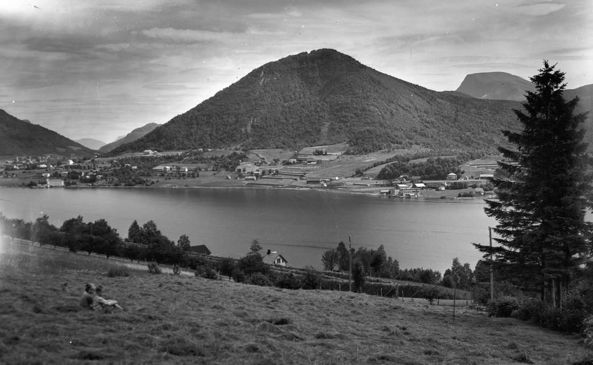 Fjellandskap ved fjord eller innsjø.