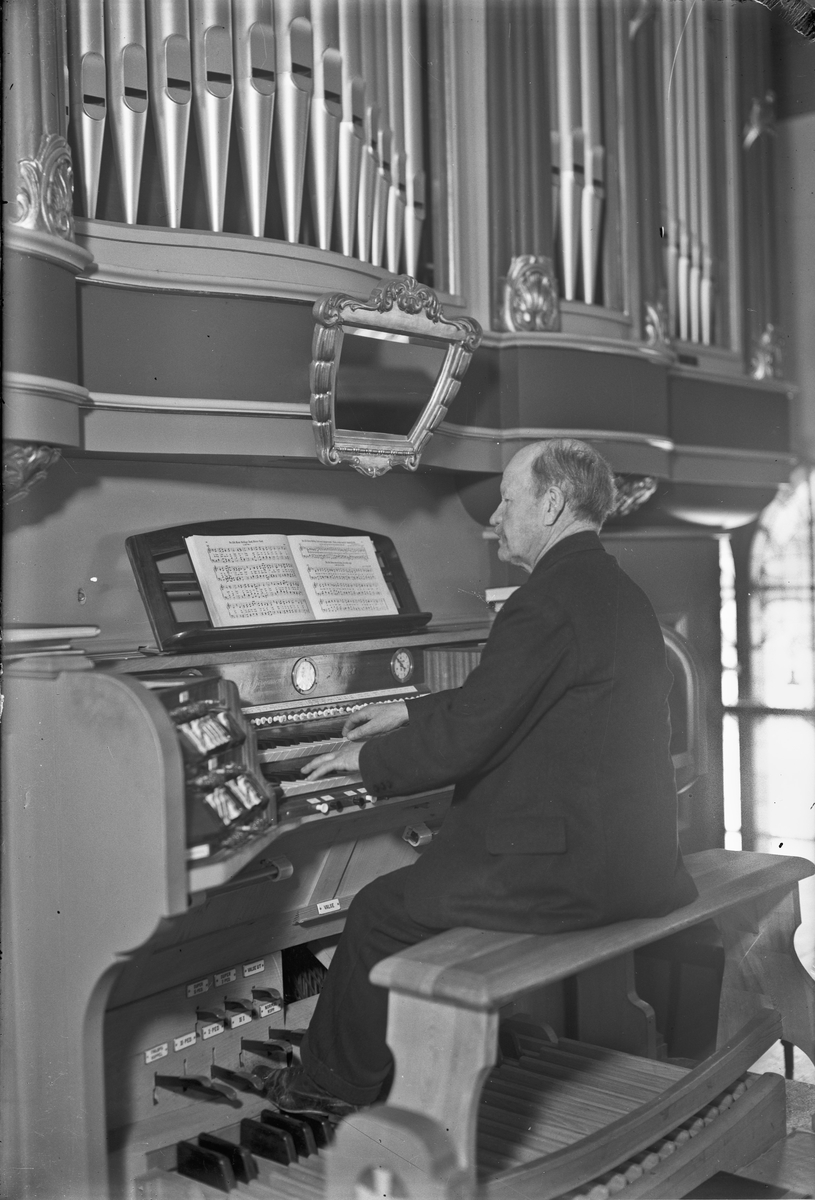 Kirkeorganist Hans Nilsen Johnsrud (1864-1948).  Bilde fra Eidsvoll kirke, ca. 1944.
