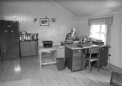 Olsen Ruud, august 1950. Mekanisk verksted. Kontor med ”Suml