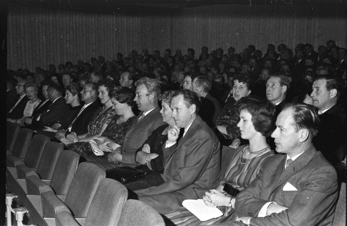 Fra åpningen av Panorama Kino 14.09.1962. Fra høyre: Bestyrer på Samvirkelaget Johan Bjørnsen, kona hans Lillian. 2. rad fra høyre: Tor Solberg, Albert Gresslien, Rakel Gresslien.
