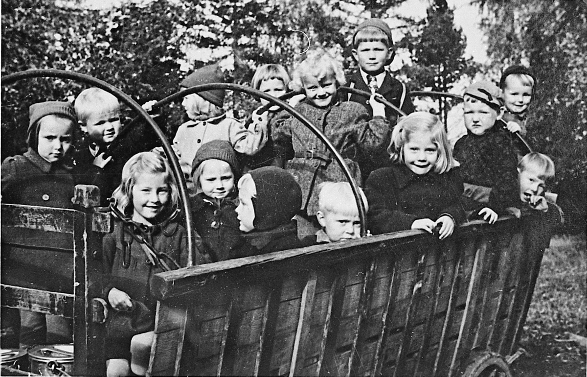 Fra barnehagen ”Lerkelund” på Bøn. 1948
Hest og vogn med barn bakpå. Hesten heter Loppen