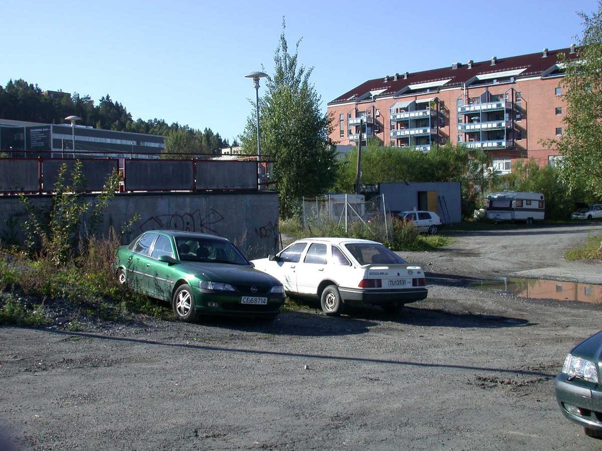 Parkerte biler i området mellom  Metro og Maxi 
Fotovinkel: SV