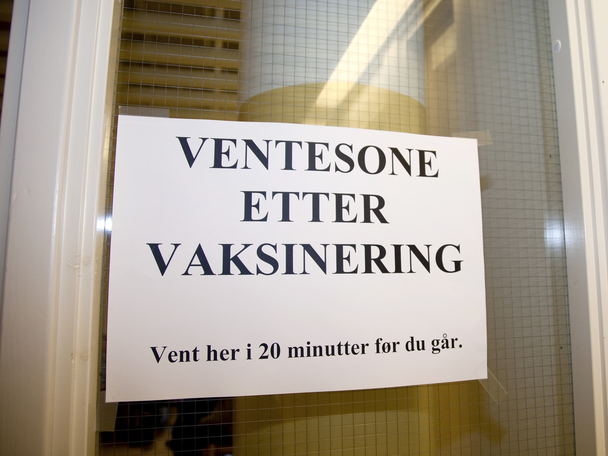 Svineinfluensa. Vaksinasjon mot svineinfluensa på Skedsmo Rådhus den 20.11.09.  Vaksinasjonsområde. Skilt på på venterom etter vaksineringen.
