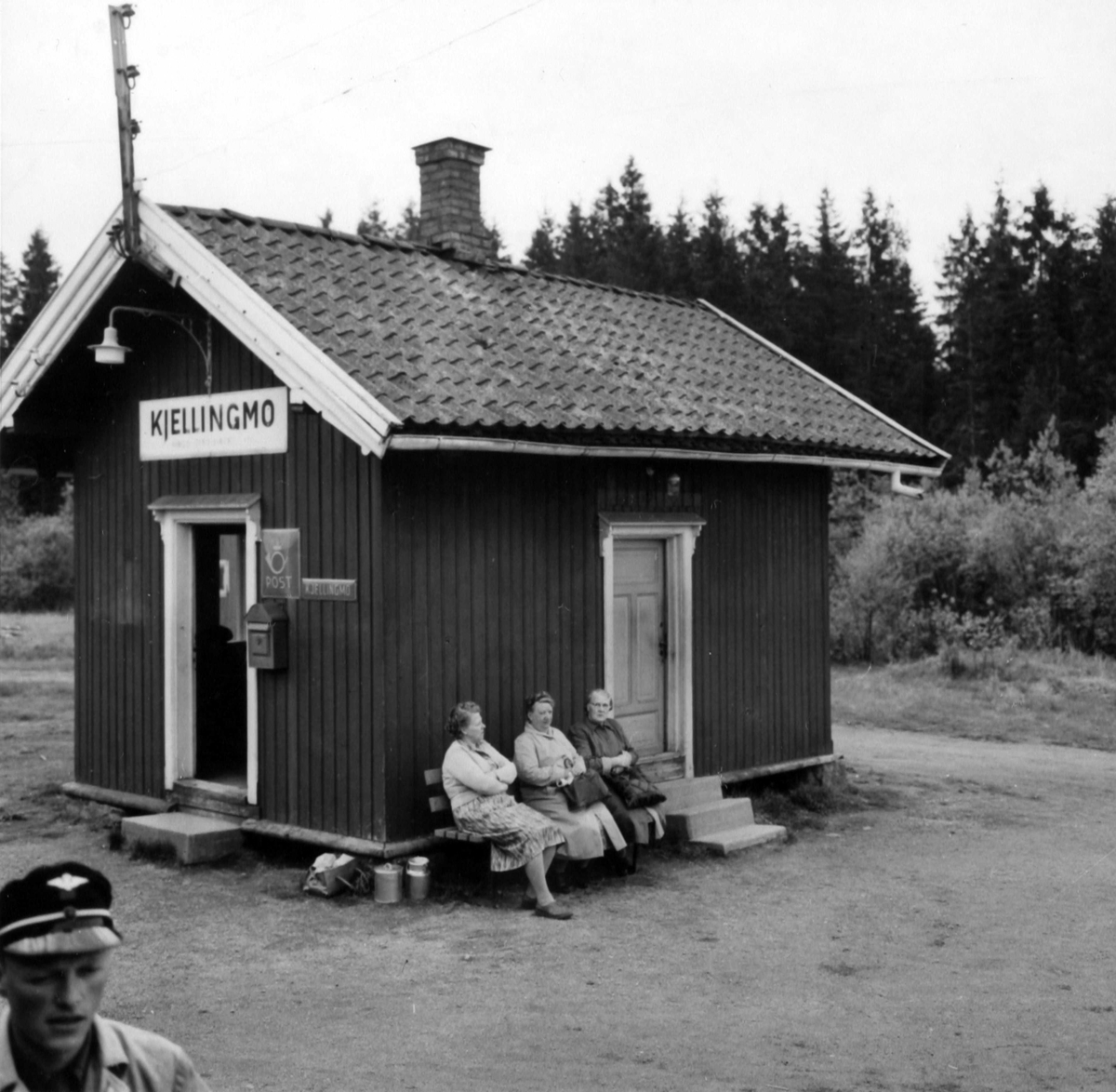 Kjellingmo stasjon på Aurskog-Hølandbanen. På benken sitter Konstanse Høglund, Margit Aaserød og Ragna Granberg