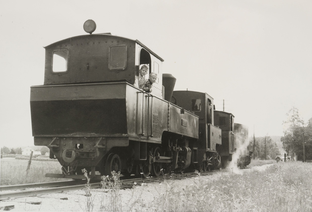 Lokomotivene er trukket ut på linjen mellom Bjørkelangen og Hornåseng for fotografering.