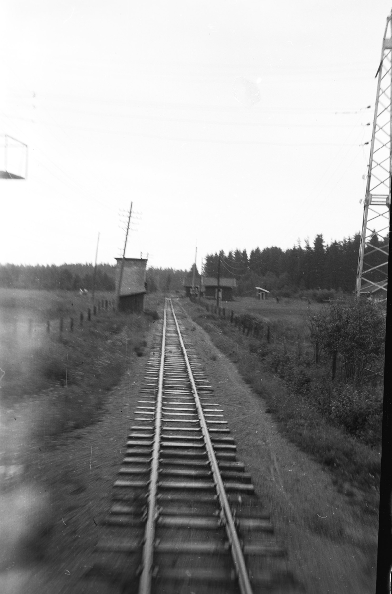 Vanntårnet på Killingmo stasjon. Tog 2058 til Sørumsand kjører fra Killingmo stasjon.