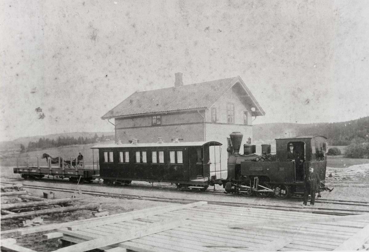 Toget på Bjørkelangen stasjon har ankommet med nylevert personvogn, trolig september 1896.