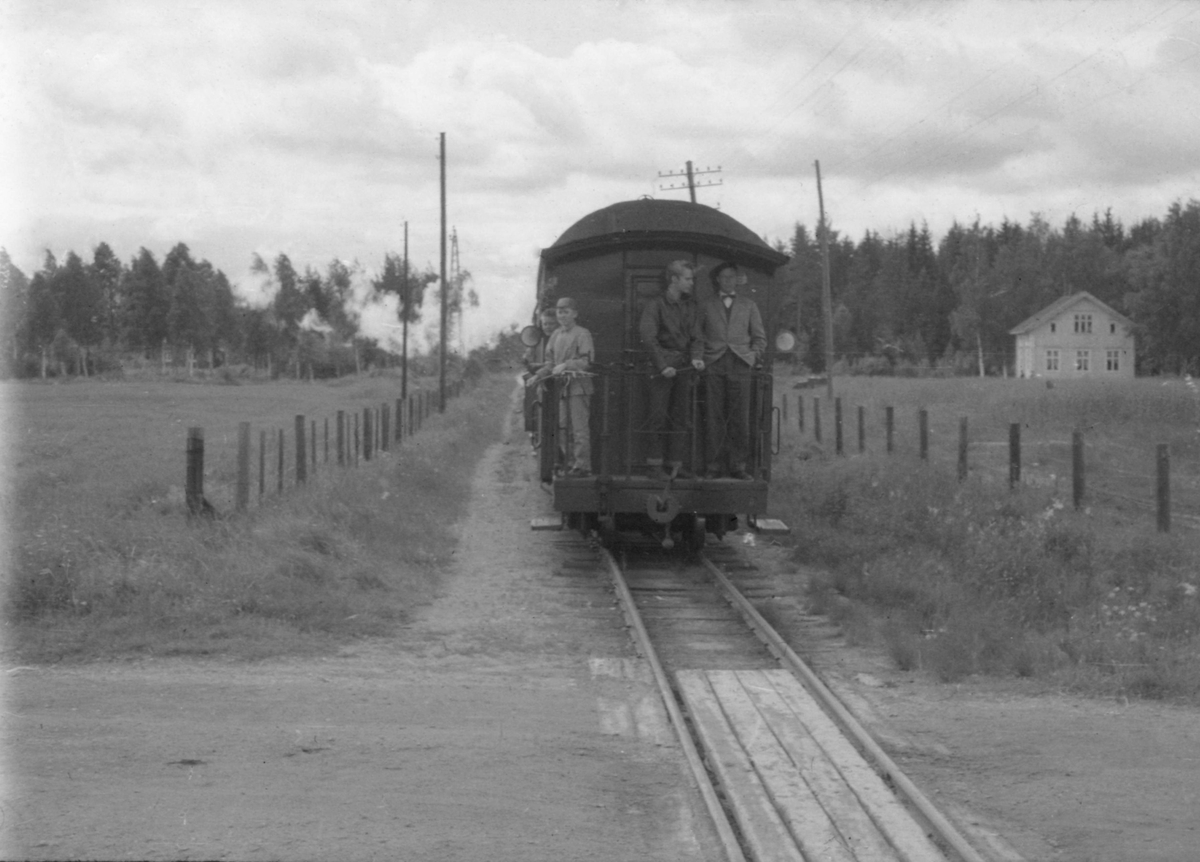 Et av de siste ordinære tog på Urskog-Hølandsbanen ved Killingmo stasjon.