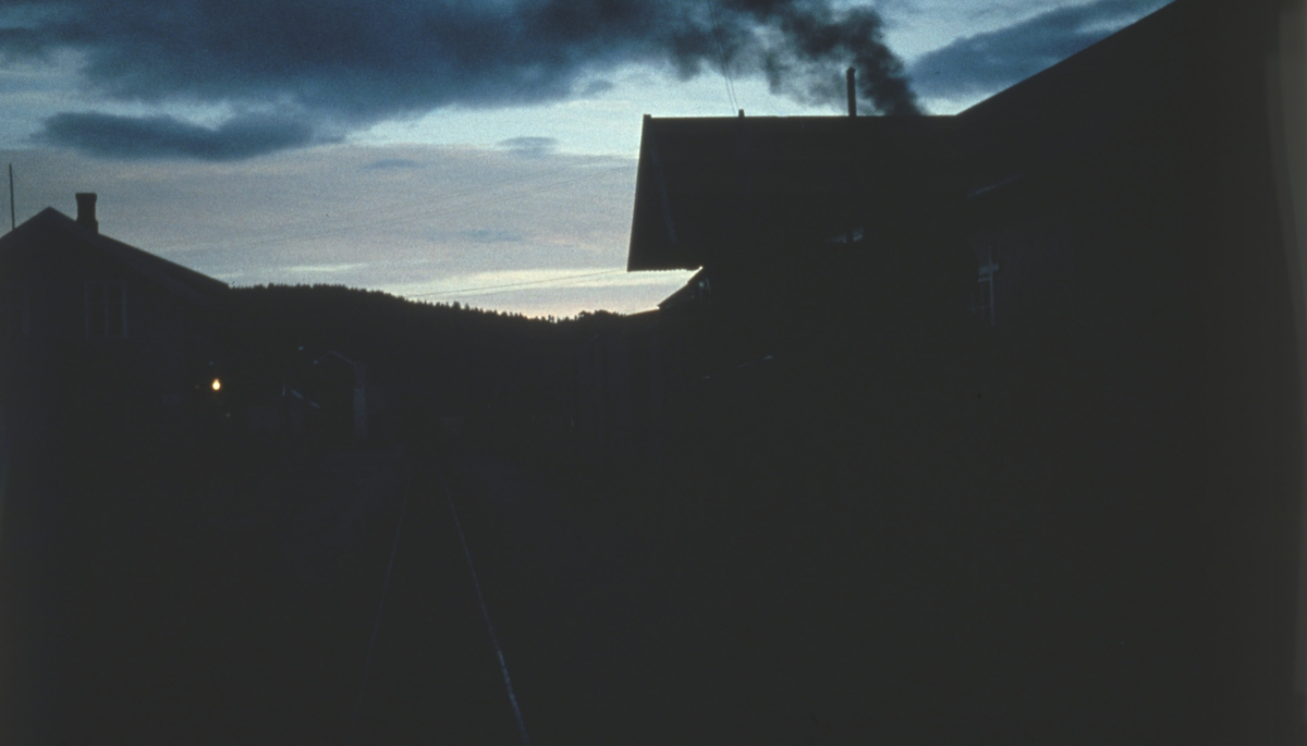 Tidlig morgen på Bjørkelangen stasjon. Damplokomotivet har skiftet sammen tog 2066 i spor 2.