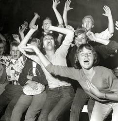 Opptøyer utenfor Sentrum kino i forbindelse med filmen "Vend