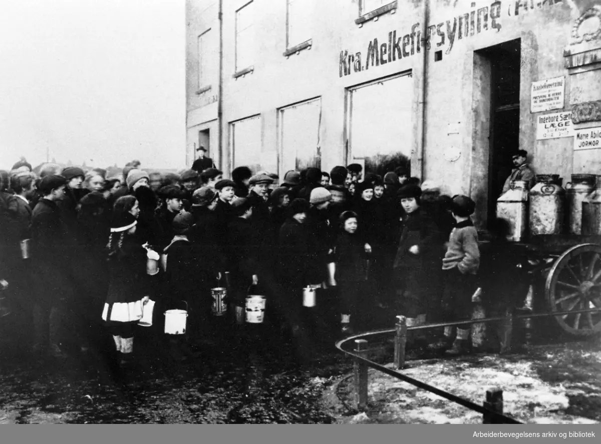 Kø foran Kristiania Melkeforsynings utsalg i Kierschows gt. 7, .1915