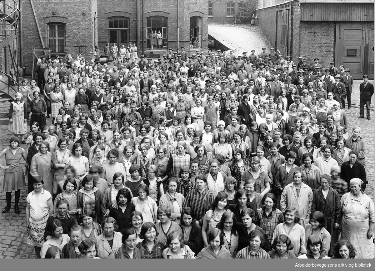 Kvinnelige seilduksarbeidere ved "Seilduken", Christiania Seildugsfabrik,.oktober 1930