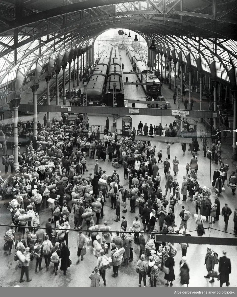 Påskeutfarten på Oslo Østbanestasjon,.april 1955