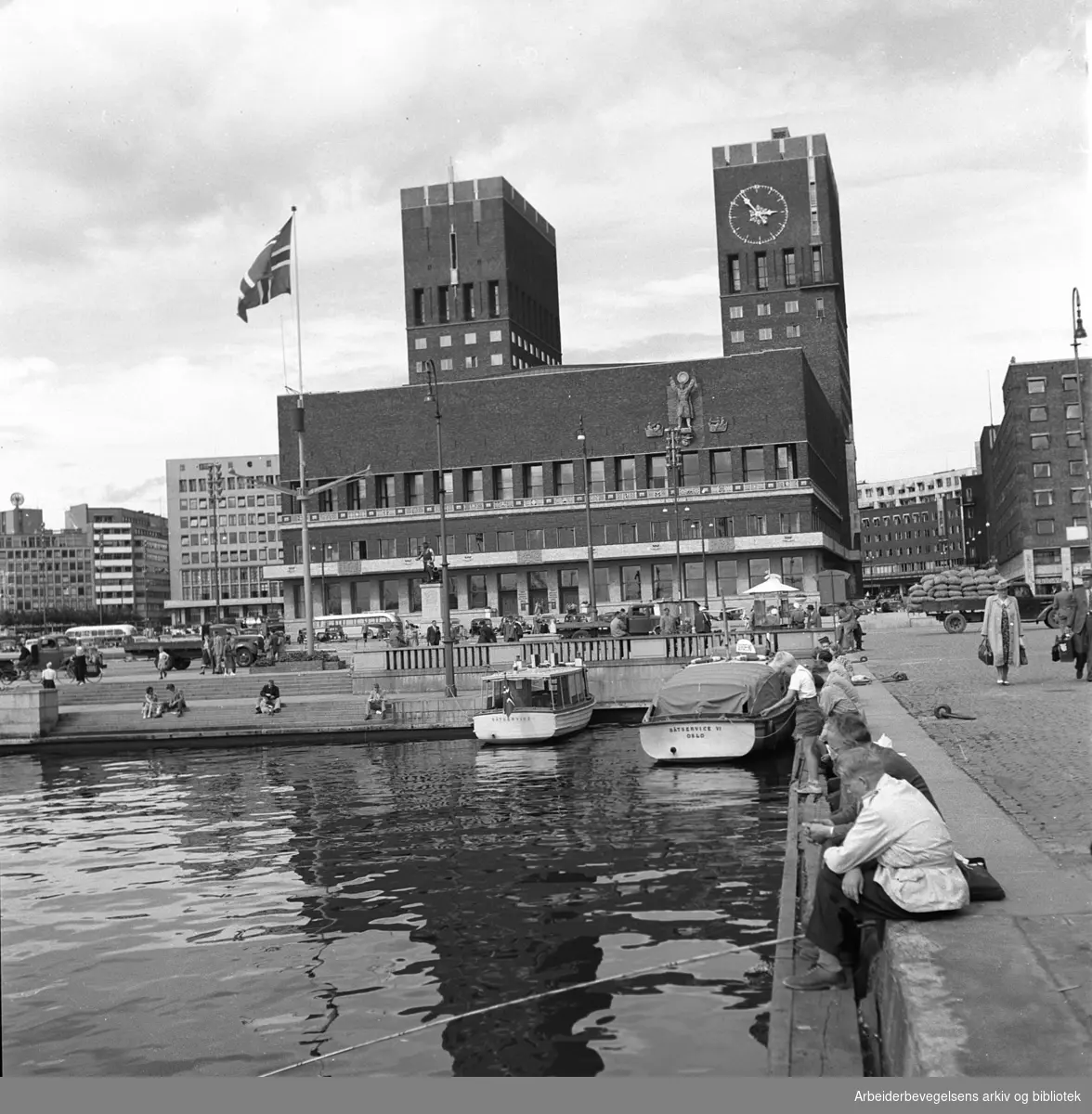 Rådhuset i Oslo - barn fisker i havnebassenget,.1950-53