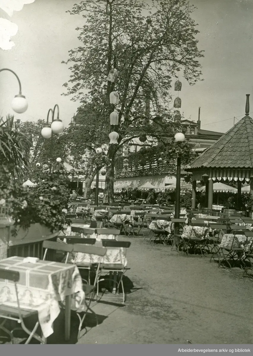 Friluftserveringen til restaurant Den Røde Mølle i Tivoli, .ca. 1930