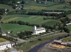 Eidsvåg kirke bygd 1878 er en langkirke i tre. Den har 250 s