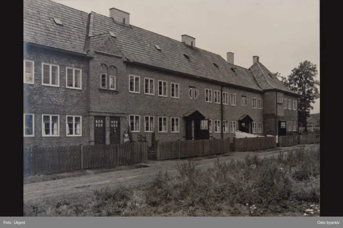 Bebyggelse i Lille Tøyen haveby (hageby). Fasader ved Tøienplassen. Sannsynligvis fra 1920-tallet. Albumtittel: "Fotografier over Kristiania kommunes boligbebyggelse".