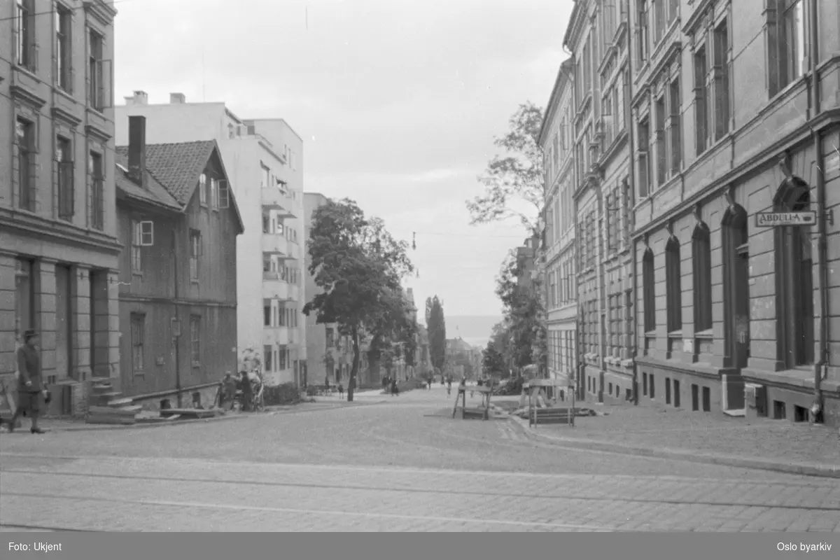 Gabels gate fra krysset ved Frognerveien. Sannysnligvis fra krigsårene. Trehuset, samt hjørnegården til venstre har adresse Frognerveien. Begge bygninger ble revet på 1960-tallet og erstattet med moderne boligblokker.