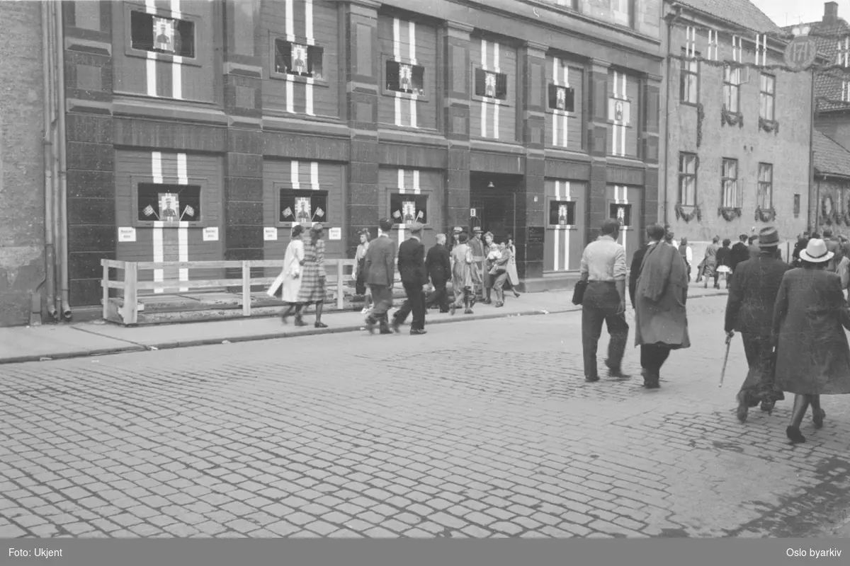Folkevandring i en pyntet Rådhusgate 7. juni 1945 i anledning Kongens hjemkomst.
