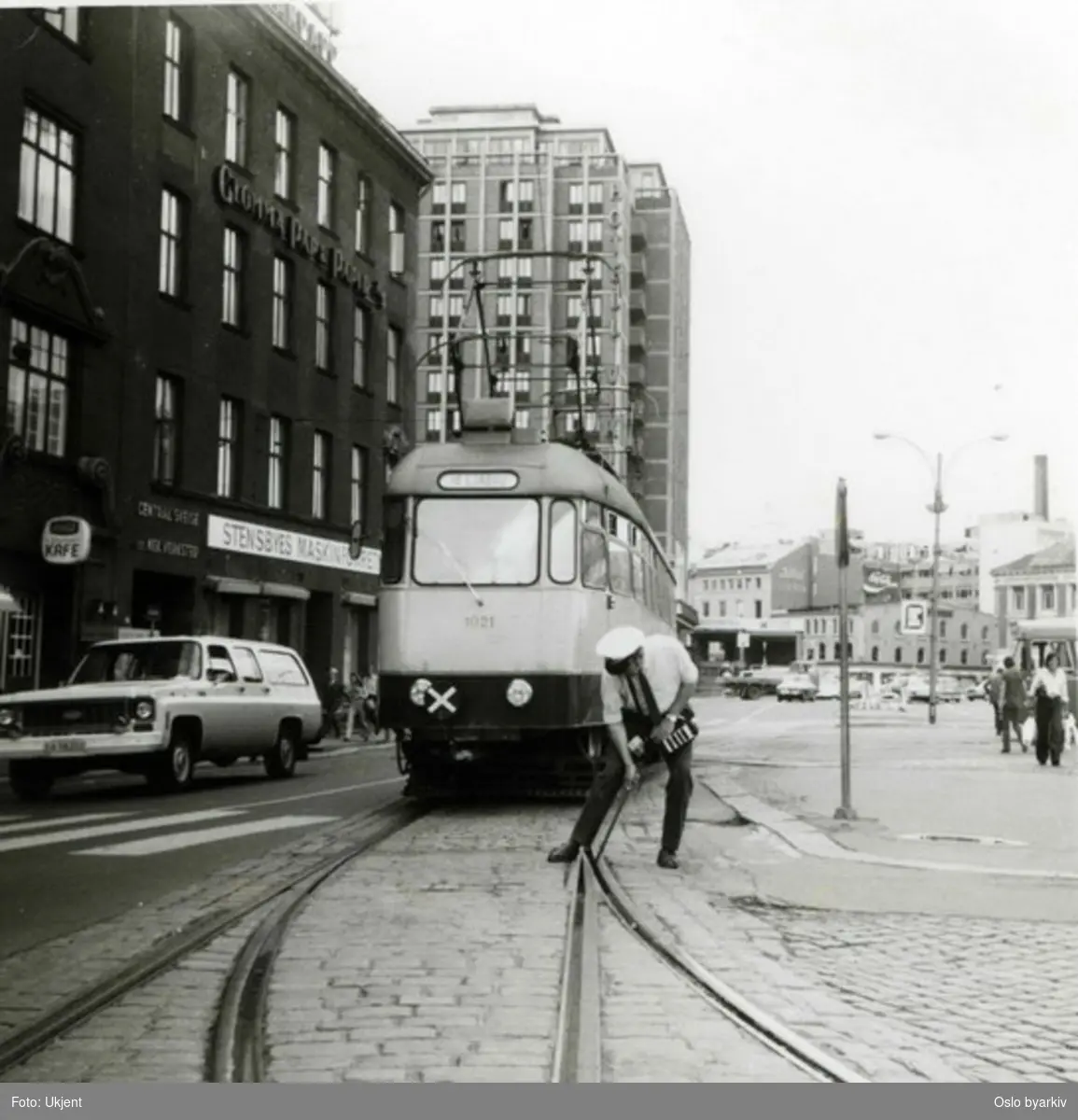 Ekebergbanen. Motorvogn 1021 penses inn i sporsløyfe 2 på Jernbanetorget ca. 1971-73 . Hotell Viking og Nygata i bakgrunnen. Jernbanetorget 4 til venstre, bl.a. med kafe og Stensbyes Maskinforretning A/S.