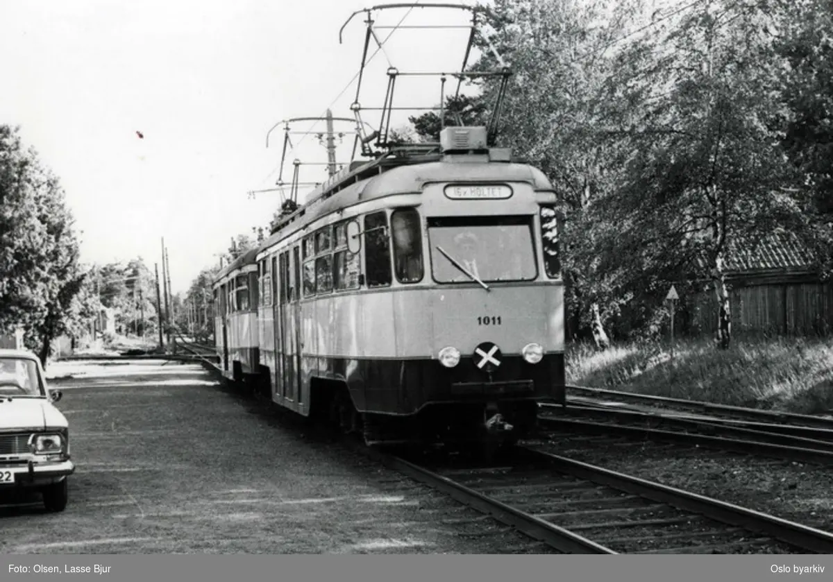 Trikk nr 1011(ombygget motorvogn, kalt Olympiavogn) på linje 16 fra Skøyen til Holtet. Utrangert 1974.
