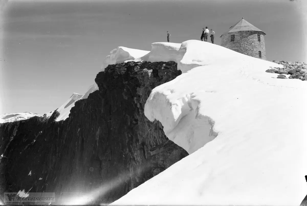 Fra Skåla toppen, tårnet og skavler..På fjellet Skåla i Loen i Nordfjord vart det i 1891 sett opp eit stort steintårn som skulle hysa både tuberkuløse og turistar.