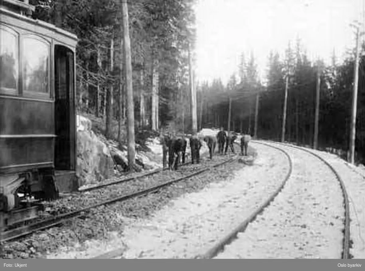 Holmenkollbanen. Trikk av 1898-typen (M.A.N. Schuckert), stasjonsbygning, vognskur