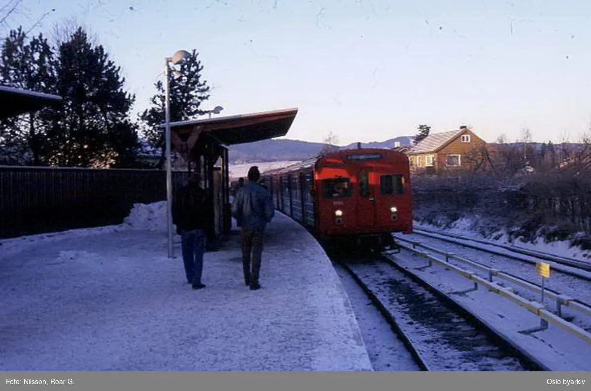 Oslo Sporveier. Røabanen ved Ekraveien stasjon. Vogn 1024, serie T1, i tog på linje 2 mot Ellingsrudåsen på inngående, reisende venter.