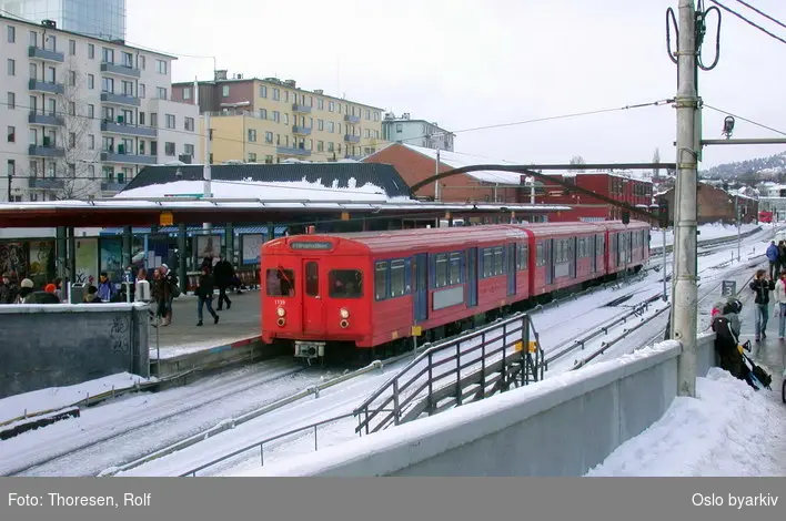 Oslo Sporveier. Majorstuen stasjon. T-banevogn 1139, serie T4, i tog på linje 2 til Ellingsrudåsen ved plattformen.