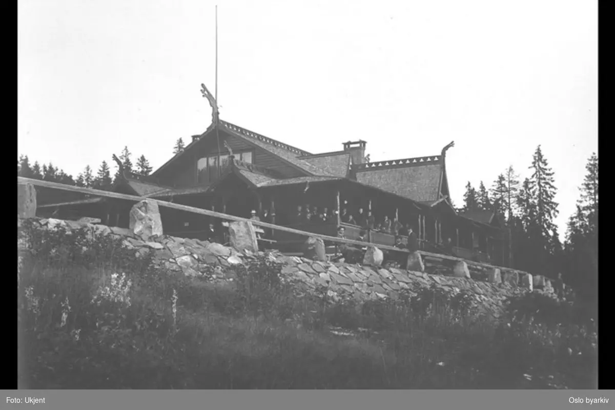 Holmenkollen restaurant, bygning i dragestil. Fra album "Kristiania tekniske skole. Afdeling for Bygningsingeniører. Excursioner 1898"