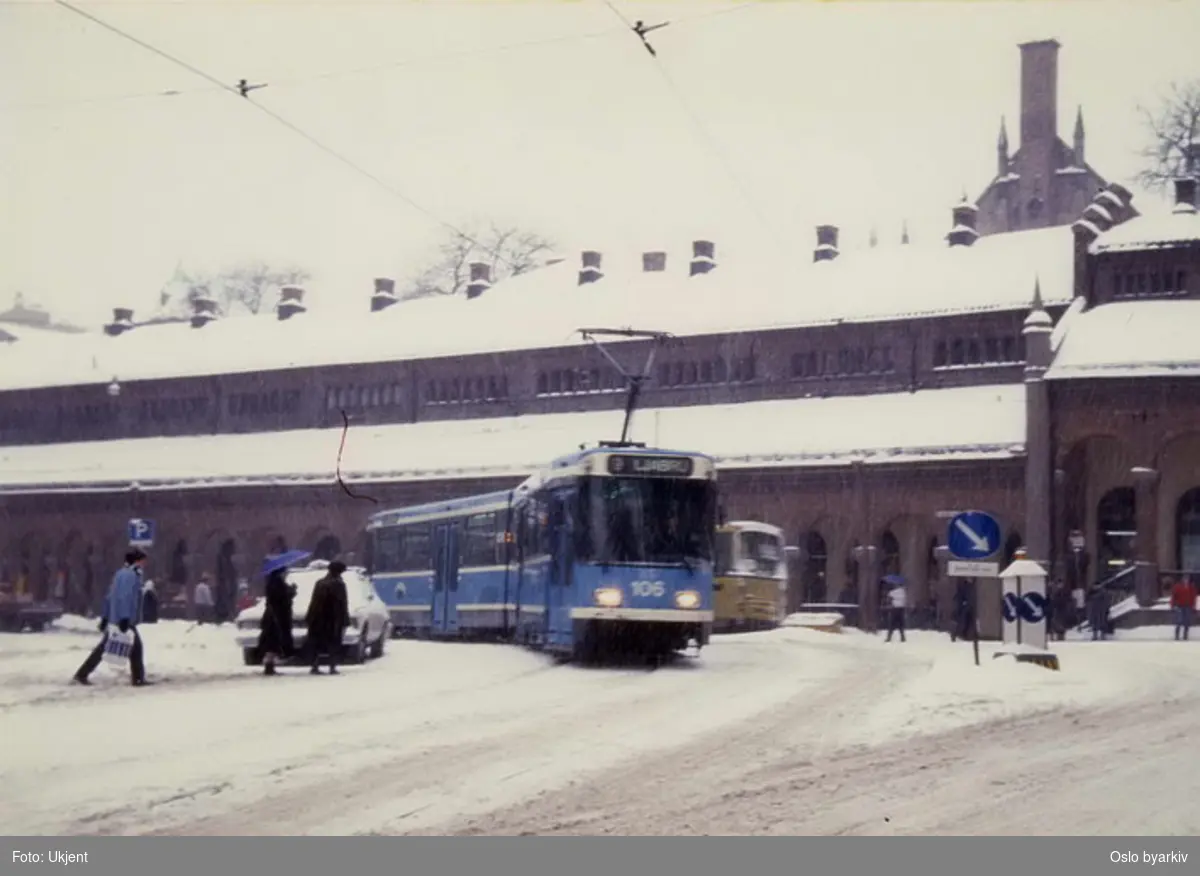 Oslo Sporveier. Trikk motorvogn 106 type SL79 linje 9 til Ljabru svinger ut av Dronningens gate inn i Biskop Gunnerus' gate. Vinterbilde.