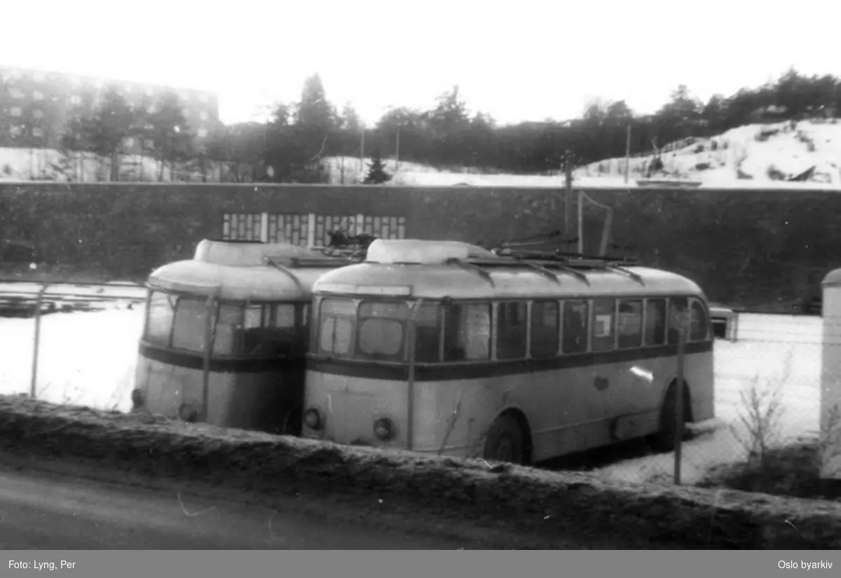 Oslo Sporveier. To av sporveiens trolleybusser type E10 avstilt for skrotning. Ved Ryen vognhall.