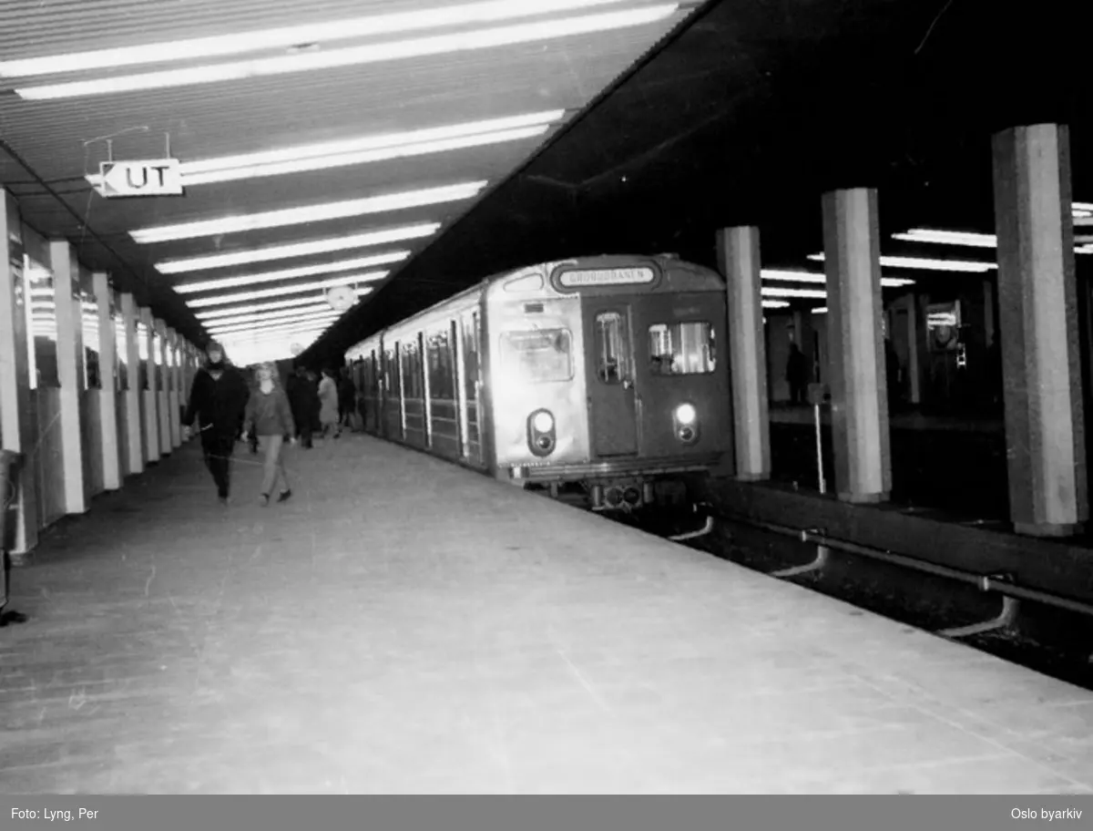 Oslo Sporveier. T-banetog på Grorudbanen ankommer Jernbanetorget T-banestasjon.