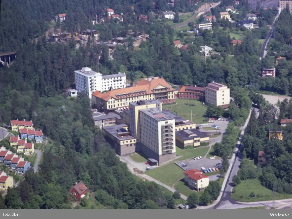 Radiumhospitalet. Ullernchausseen nede i høyre hjørne, Noreveien på sykehusets høyre side. (Flyfoto)