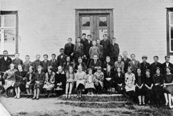 Gruppebilde: Konfirmantkull i Nesset kirke. Eller er det fra