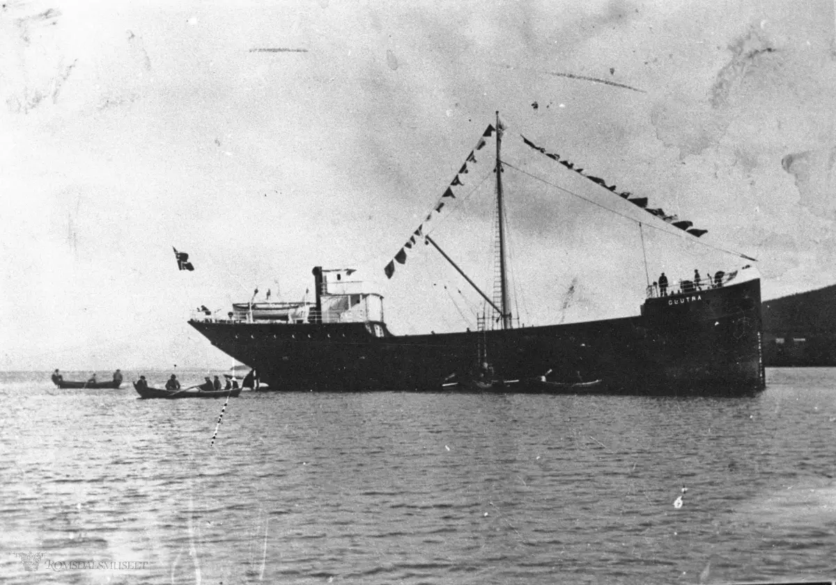 "Glutra" - motordrevet treskute- sjøsetting. Begge bildene er tatt i forbindelse med sjøsettinga fra Brastad båtbyggeri i 1919. "Glutra" sank seinare i Nordsjøen med en jernlast om bord.