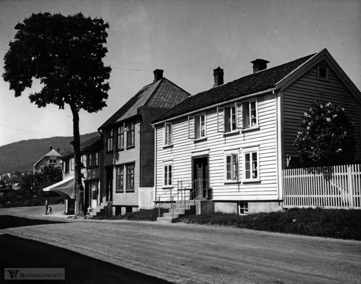 Fra Fannestrandsveien. I bakgrunnen Øvre vei 28 (Haukebø). (Ranvikhjørnet) .Bildet tatt før Romsdalsgata. 1921-23 (Bj.Rødseth) er oppført. ca 1930