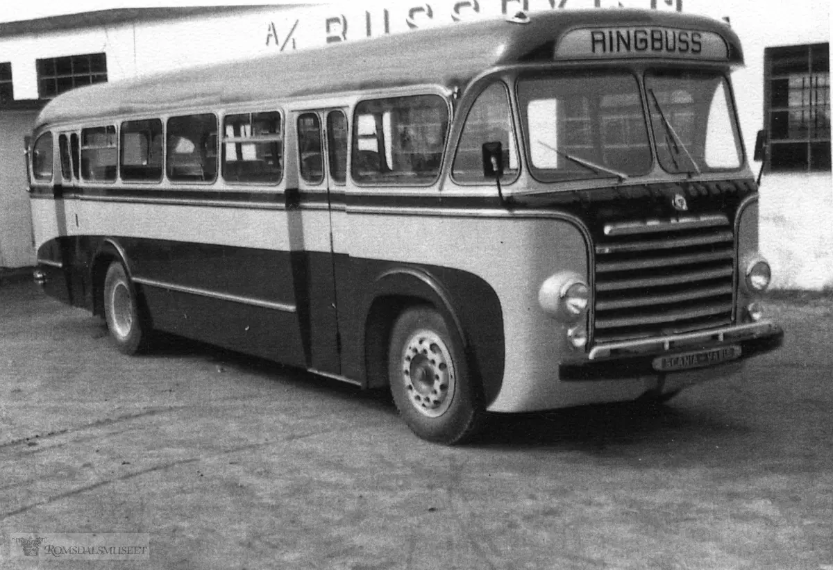 Hjelset Auto.Scania Vabis. reg nr: T-8693..39 spl..Moldes første ringbuss. .(utenfor Bussbygg)